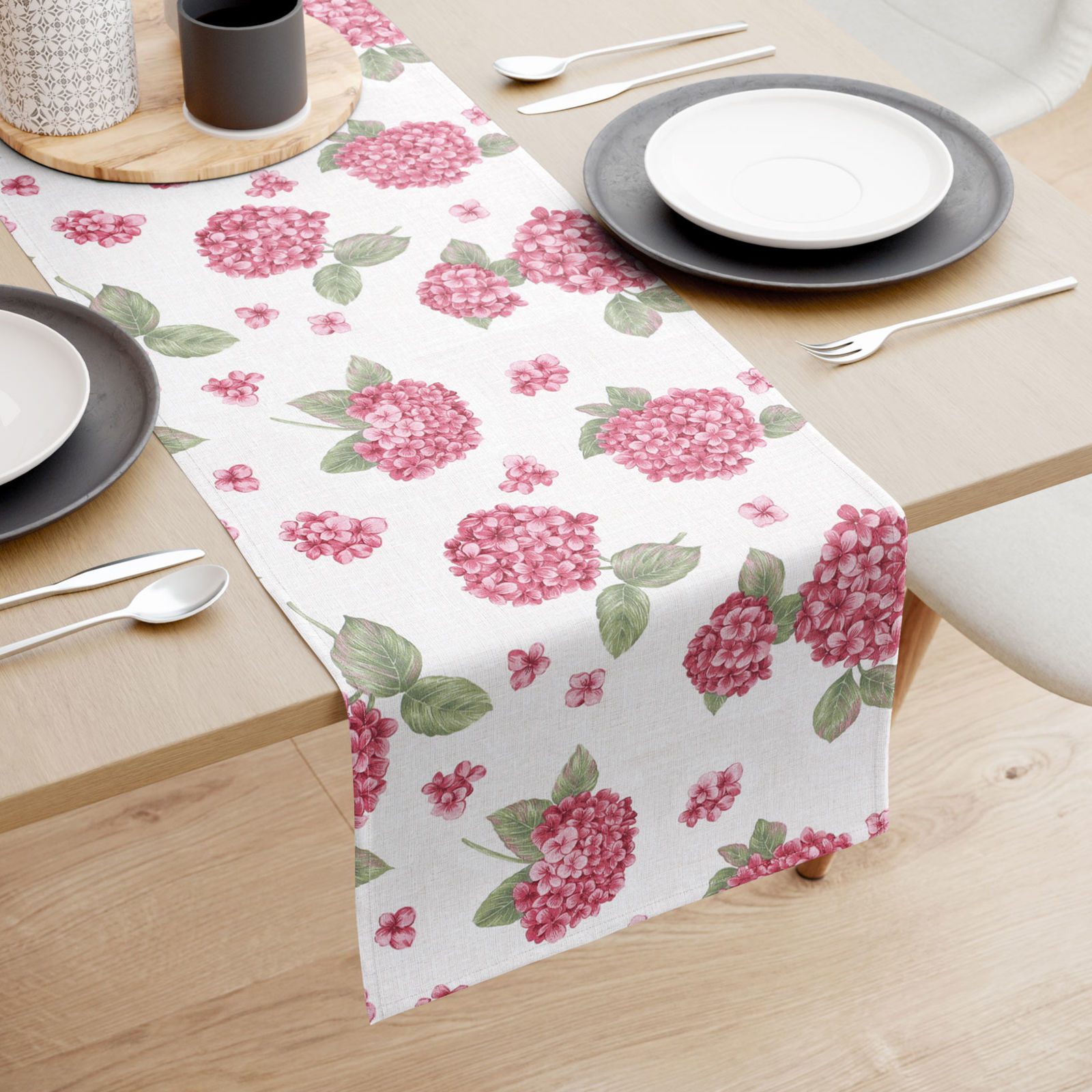 Běhoun na stůl Loneta - růžové květy hortenzie